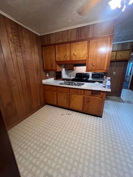 Building Photo - 221 E Covington St