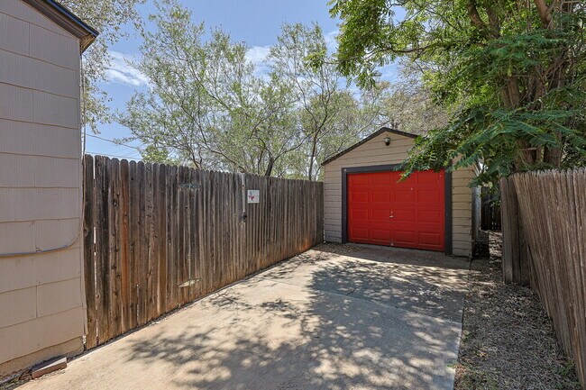 Building Photo - Charming 2 Bedroom Home with Character & Convenient Amenities