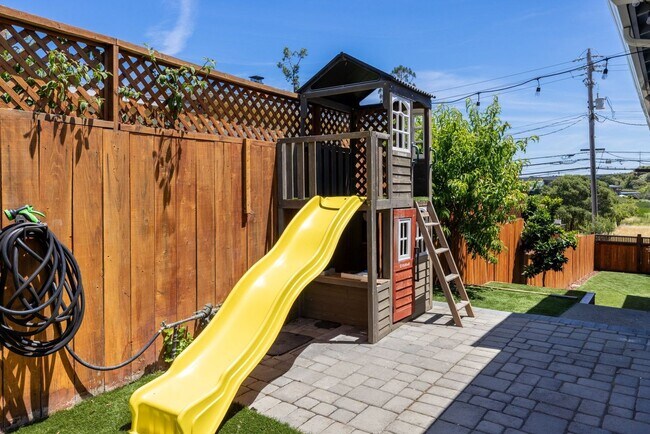 Building Photo - Beautiful Duplex In Highly Desirable San Rafael!