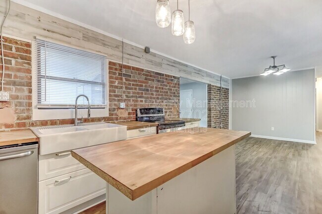 Building Photo - 3312 Pickwick Dr S