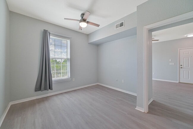 Building Photo - ** RARE 1 bed/1bath Condo in North Bonita ...