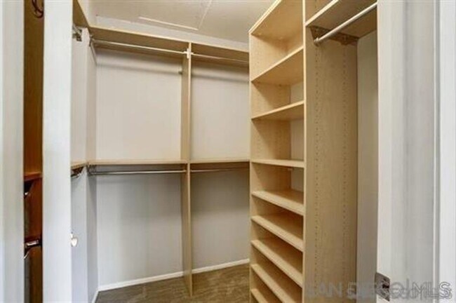 Building Photo - Gorgeous Tri-Level End Unit Home