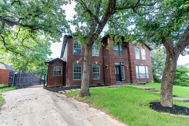 Building Photo - 7625 Shadow Wood Dr