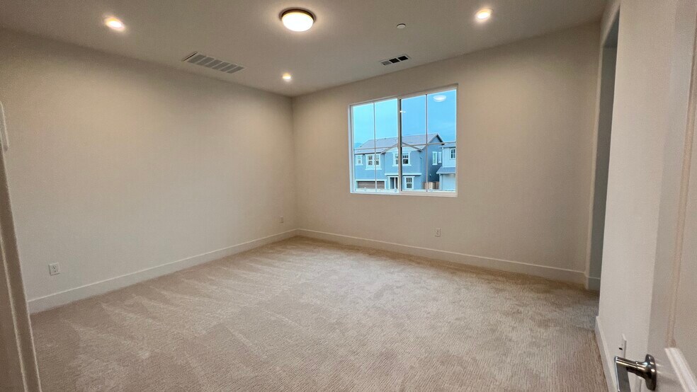 Building Photo - 616 Whisper Ln