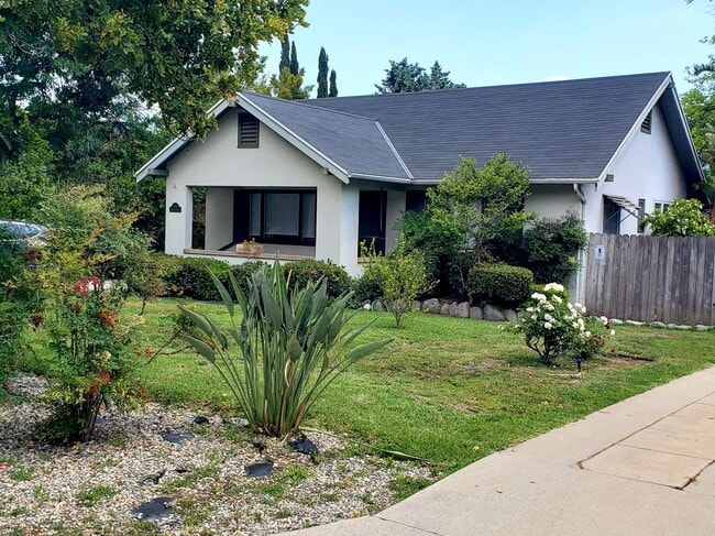 Primary Photo - 1710 Oakwood St
