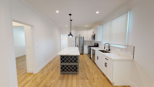 Building Photo - 1021 S Hayworth Ave