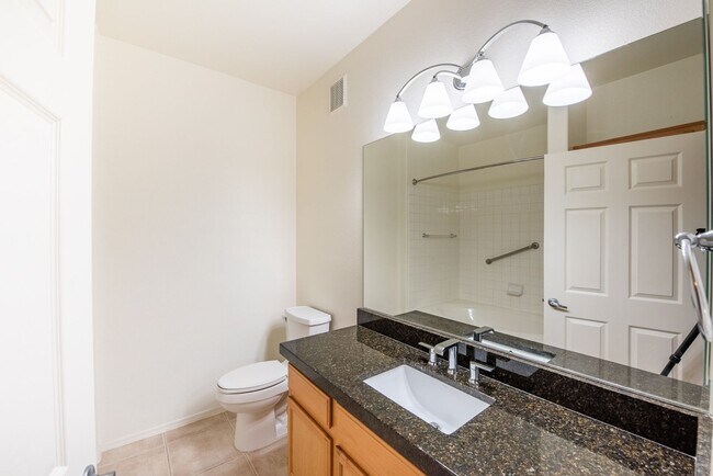 Building Photo - 2-Bedroom, 2-Bath House - Las Vegas, NV