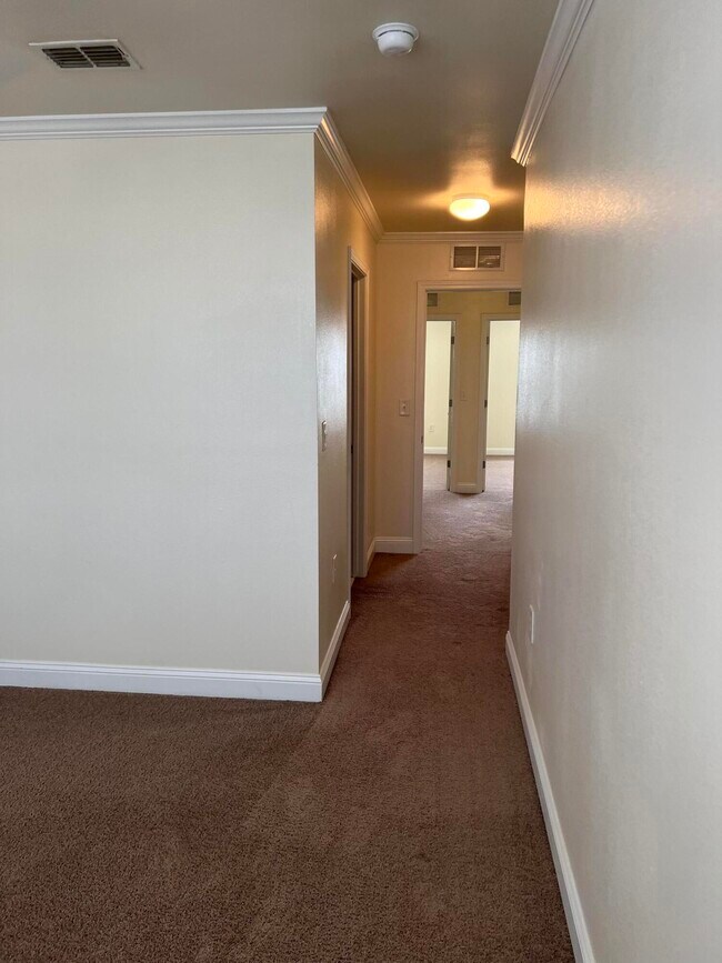 Building Photo - 748 Majestic Dr