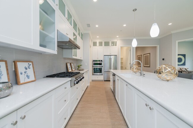 Building Photo - Fully Renovated 2 Bed, 2.5 Bath + Den Single Story Home Available NOW in Eastwood Village in Irvine!