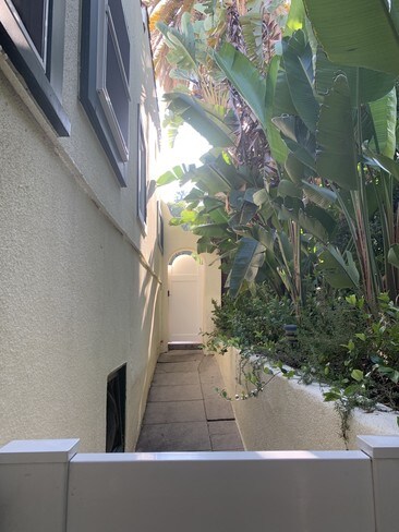 Building Photo - 2026 Holly Hill Ter