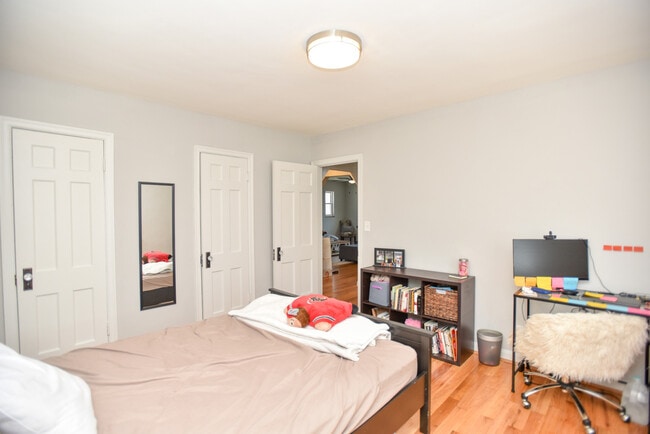 Building Photo - Zinsle Flats