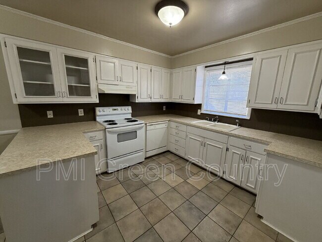 Building Photo - 1127 E 53rd Pl