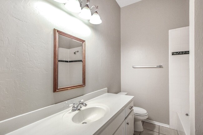 Building Photo - Great 4 Bed, 2 Bath, in Gated Community / ...
