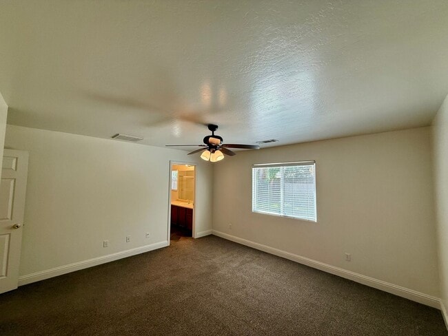 Building Photo - Beautiful 3 Bed / 2 Bath Home with Spacious Layout & Great Natural Light