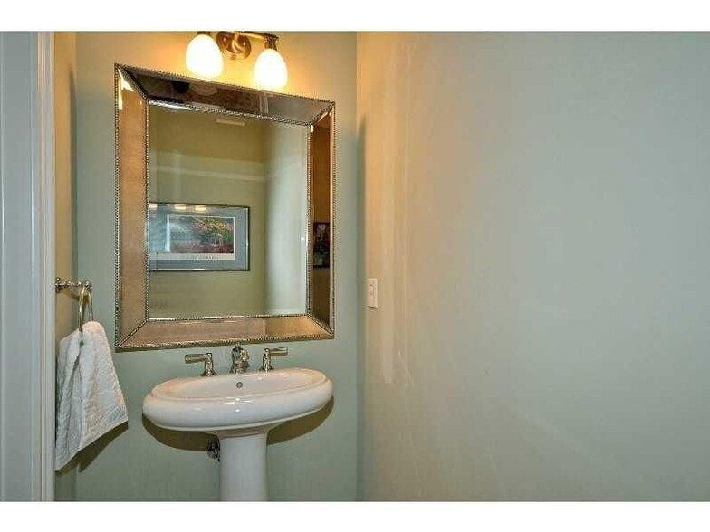 Building Photo - 3635 E Paces Cir