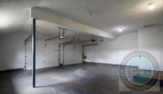 Building Photo - Huge 4-bedroom, 4-bath home