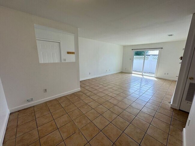 Building Photo - Gulf Breeze - Greenbriar Estates - 2 bed, 1 bath - Lawn care included
