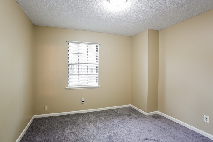 Building Photo - 20 Single Oaks Dr