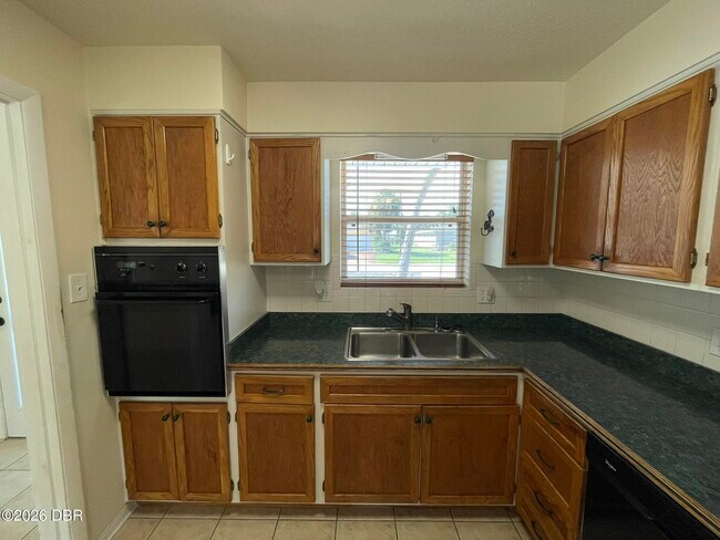 Building Photo - 135 Kent Dr