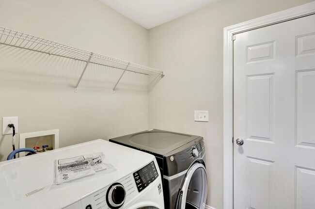 Building Photo - Unbeatable Location – Just 6 Minutes to Do...
