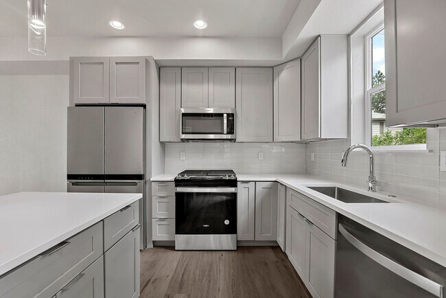 Building Photo - Last Townhouse Available! Beautiful Newer Build Close to Overlook Station