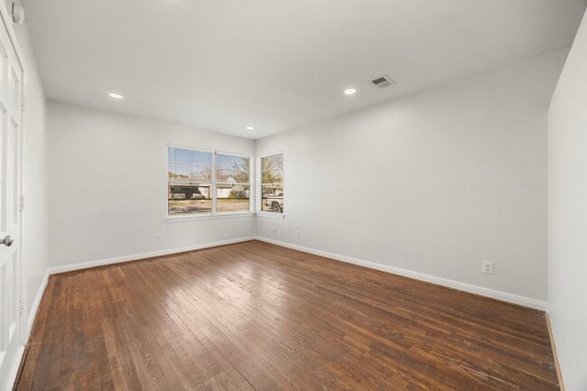 Building Photo - 6711 Schiller St