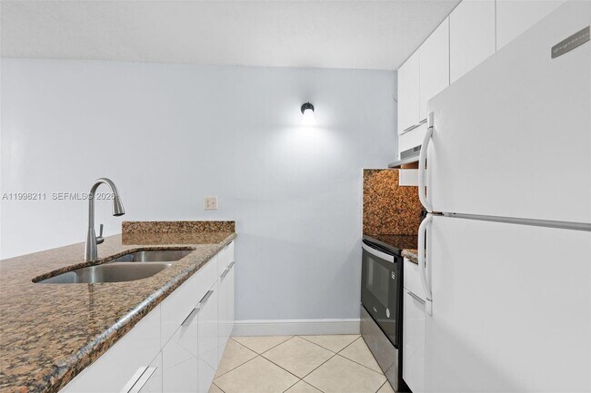 Building Photo - 2771 Riverside Dr