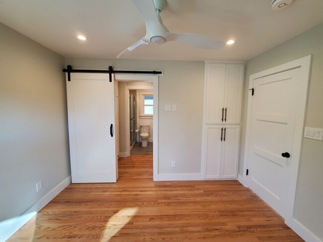 Building Photo - 10682 Center Dr