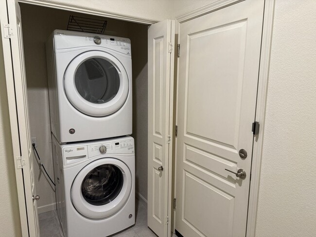 Building Photo - Executive Milpitas Townhome