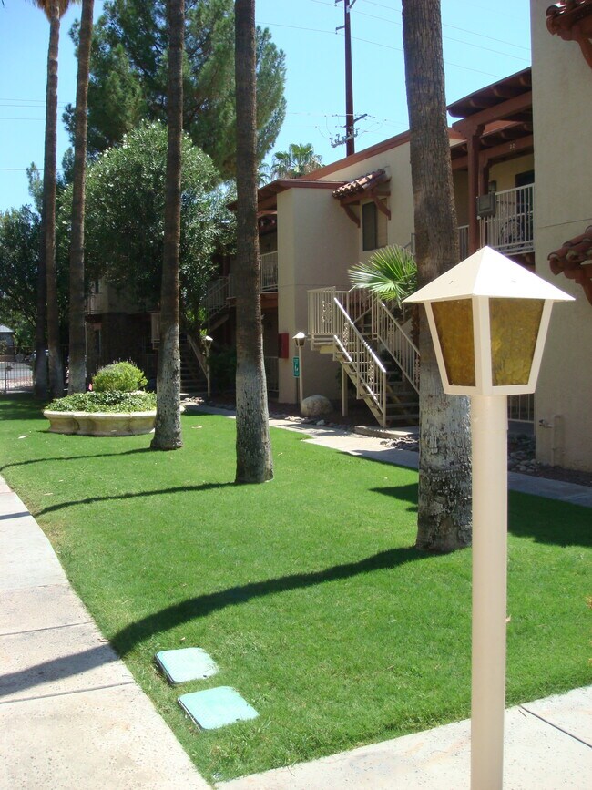 Building Photo - 3357 N Country Club Rd