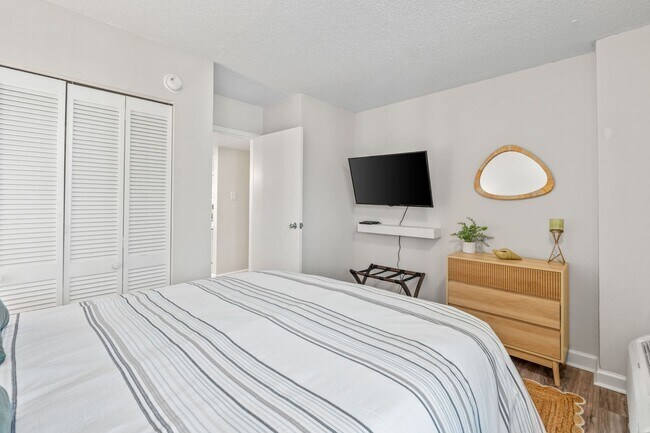 Building Photo - Winter Rental.  Fully furnished 1-bedroom, 1-bath condo