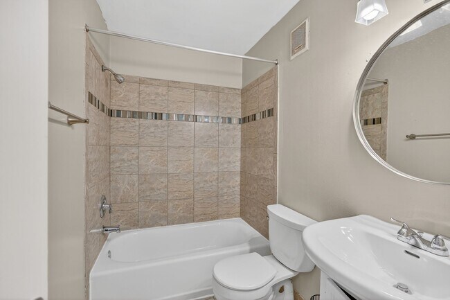 Building Photo - 15 Pickering Ct