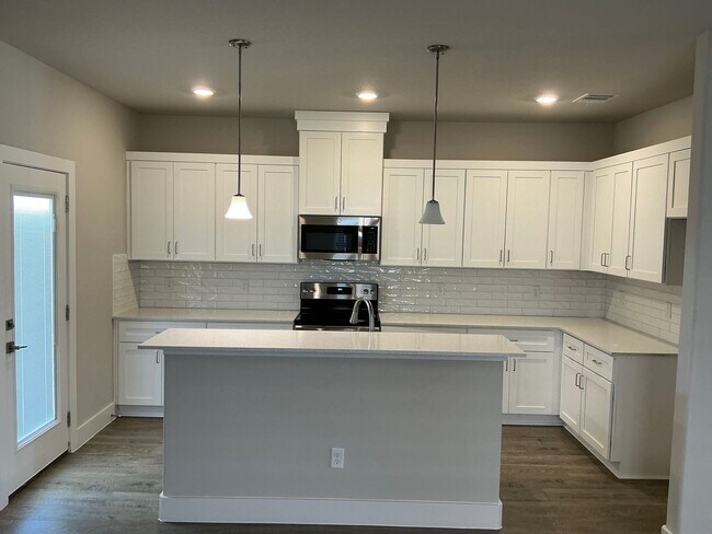 Building Photo - 4/2/2 GODLEY ISD - Two Story Home - Fireplace