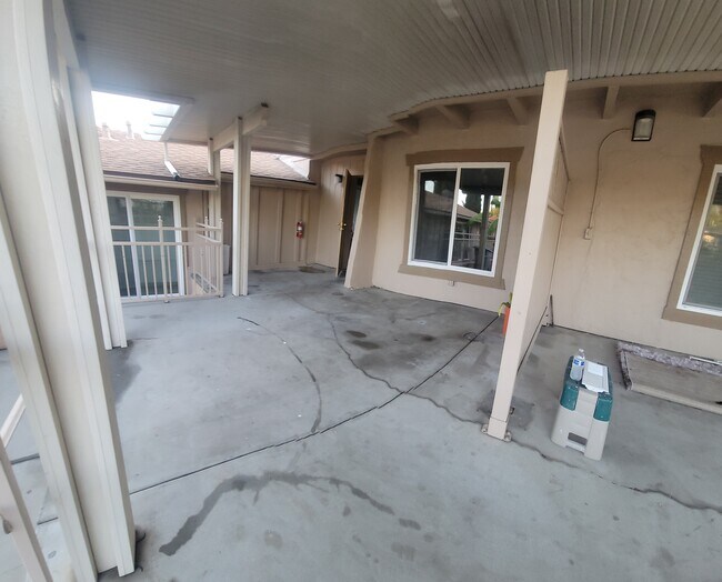 Building Photo - 711 E 7th Ave