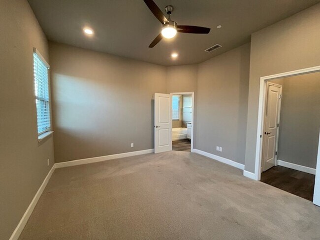 Building Photo - Stunning 3 Bedroom Home in Roseville near Rex Fortune Elementary and John Byouk Park!