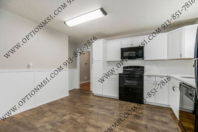 Building Photo - Available NOW in Raytown