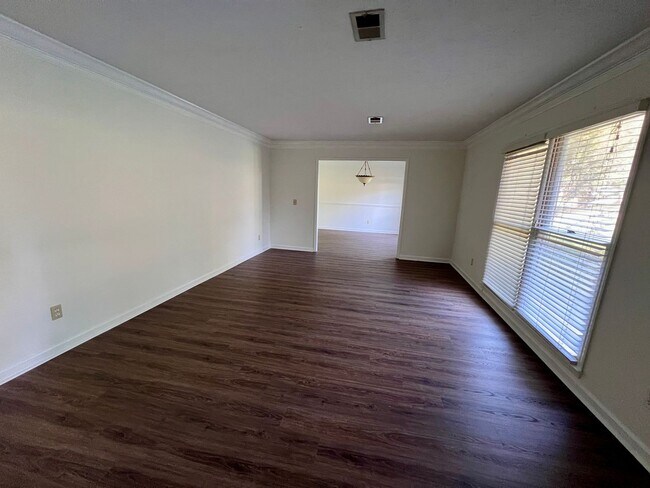 Building Photo - 1402 Northgate Dr