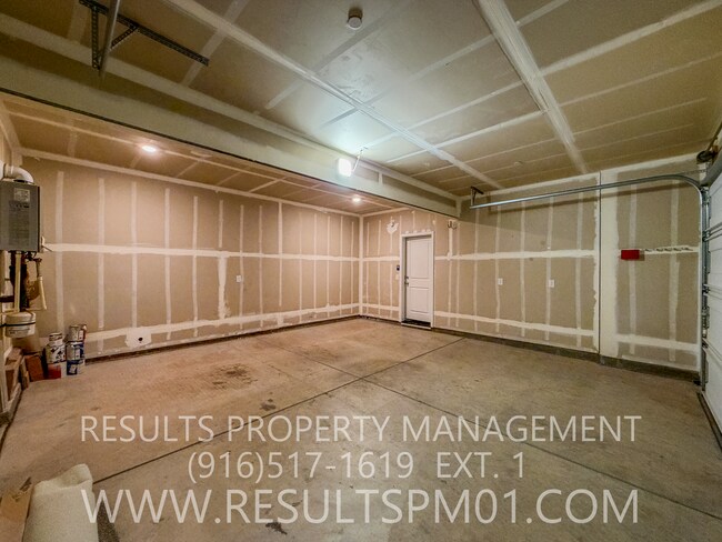 Building Photo - 587 River St