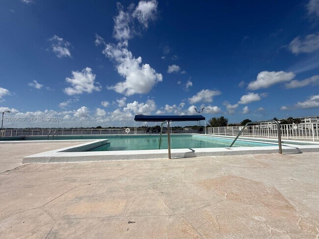 Building Photo - 1351 NE Miami Gardens Dr
