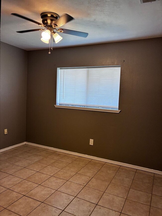 Building Photo - 2112 Pin Oak Rd