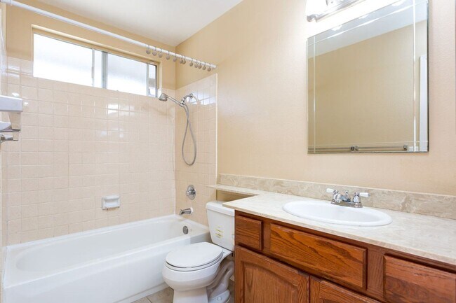 Building Photo - Traditional Home in North Fletcher Hills!
