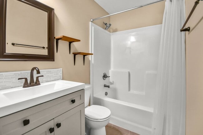 Building Photo - Pet Friendly Three Bedroom!