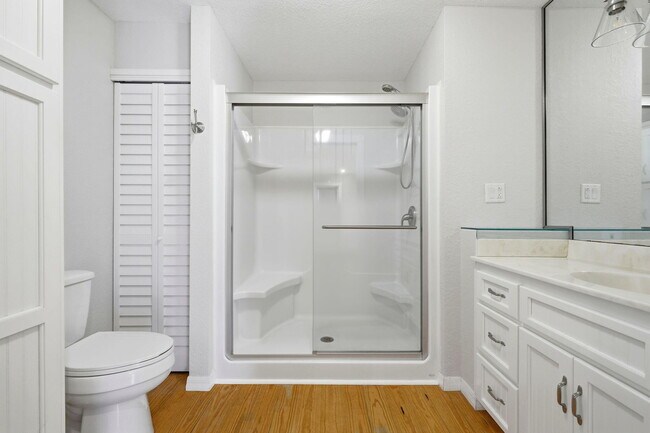 Building Photo - 215 Lee Pl