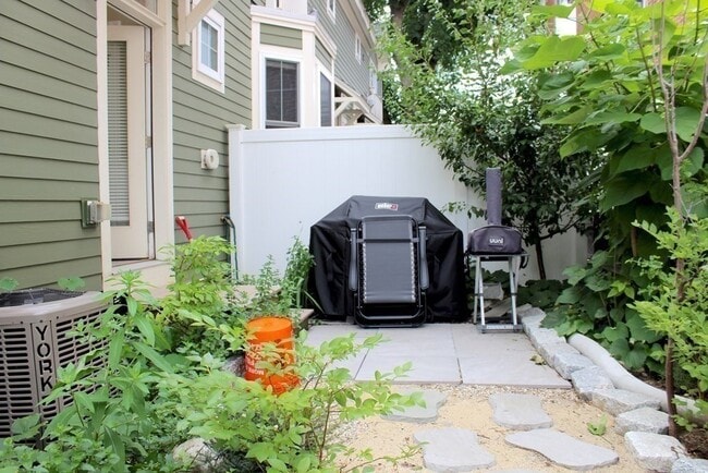 Building Photo - 46 Craigie St