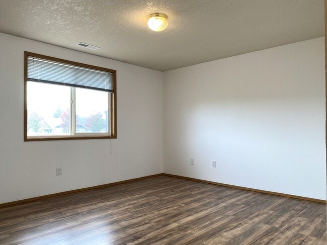 Building Photo - Updated 3 Bedroom in Dallesport