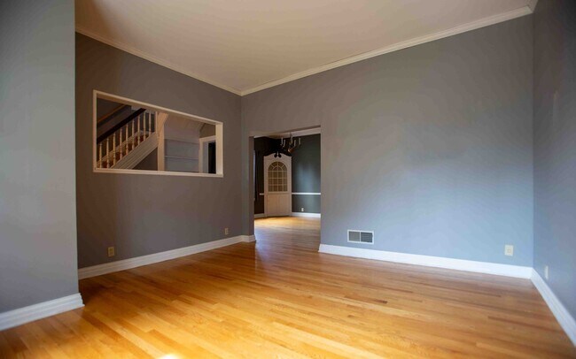 Building Photo - 3 bedroom 2.5 bathroom home with a fully fenced yard!