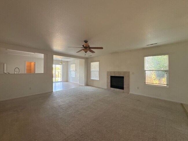 Building Photo - 3 Bed 2 Bath Home w/ Beautiful Backyard - ...