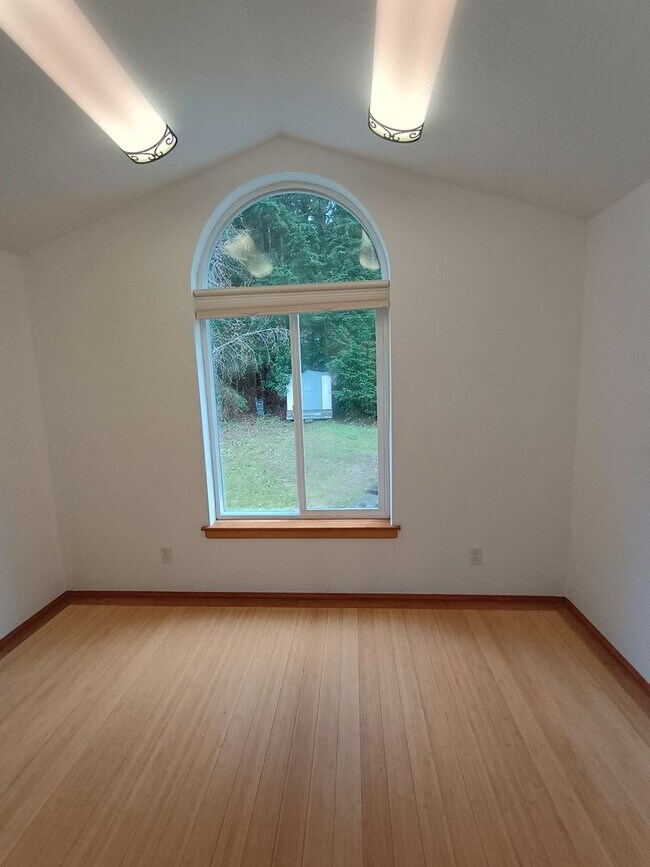 Building Photo - Rare Lakefront Retreat