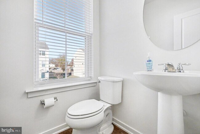 Building Photo - 423 Honeyberry Ln