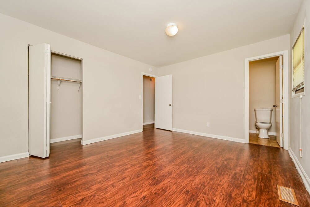 Building Photo - 263 Roxbury Dr